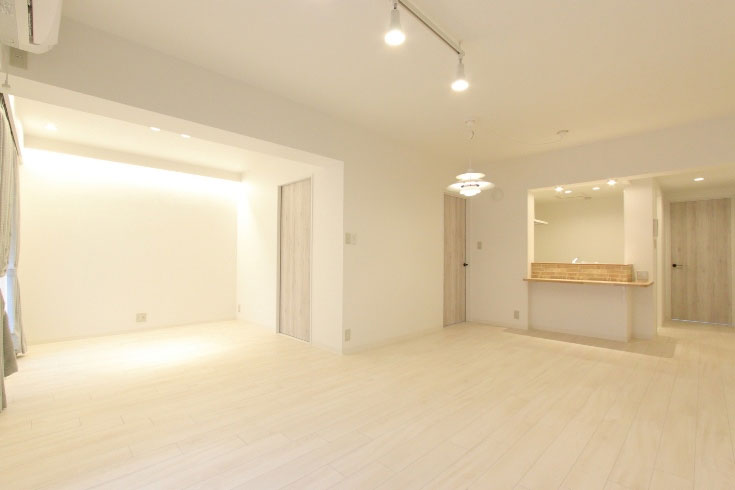 白を基調に明るい部屋に