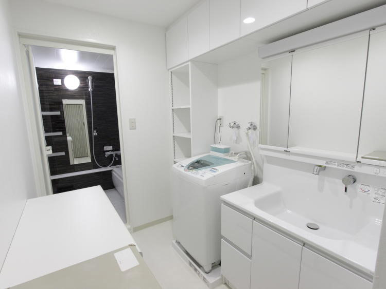 洗面台のサイズアップと造作棚で空間を最大限活用