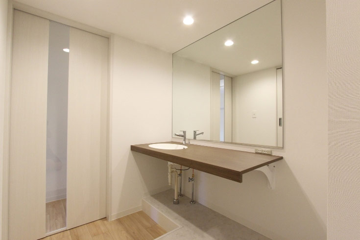 シンプルですっきりとした広々洗面所へ