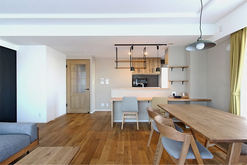 リビングを見渡せる造作対面キッチン