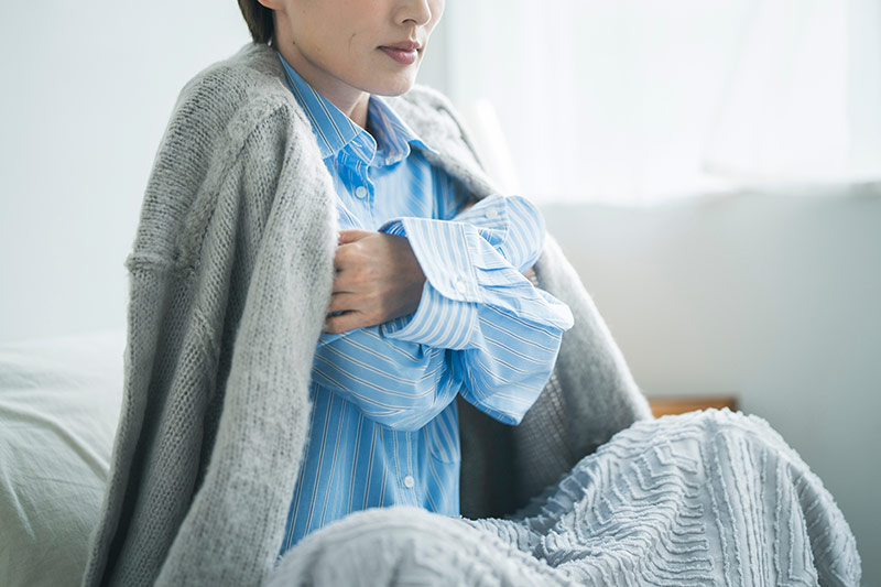 寒さを感じる女性
